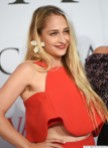 Jemima Kirke arrives at the 2015 CFDA Fashion Awards at Alice Tully Hall on Monday, June 1, 2015, in New York. (Photo by Evan Agostini/Invision/AP)